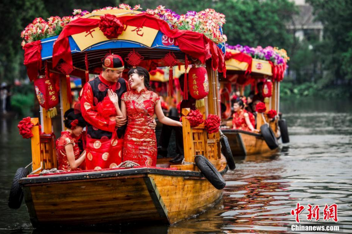 广州举行集体婚礼 新人坐花船重现传统婚俗