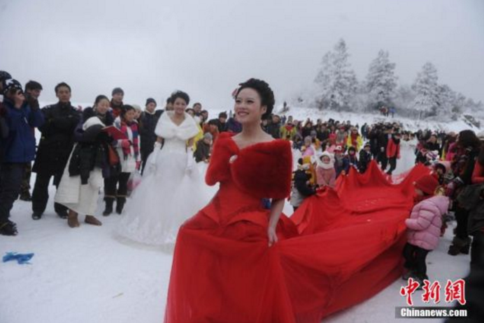 重庆雪地集体婚礼30对新人许下爱的誓言雪地里“洞房”帐篷