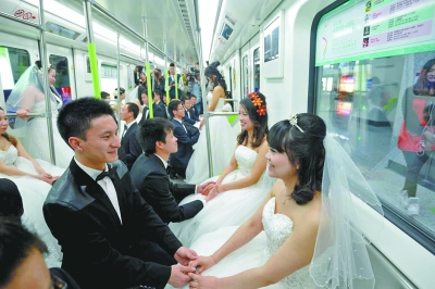 武汉14对新人地铁上举行集体婚礼(图)